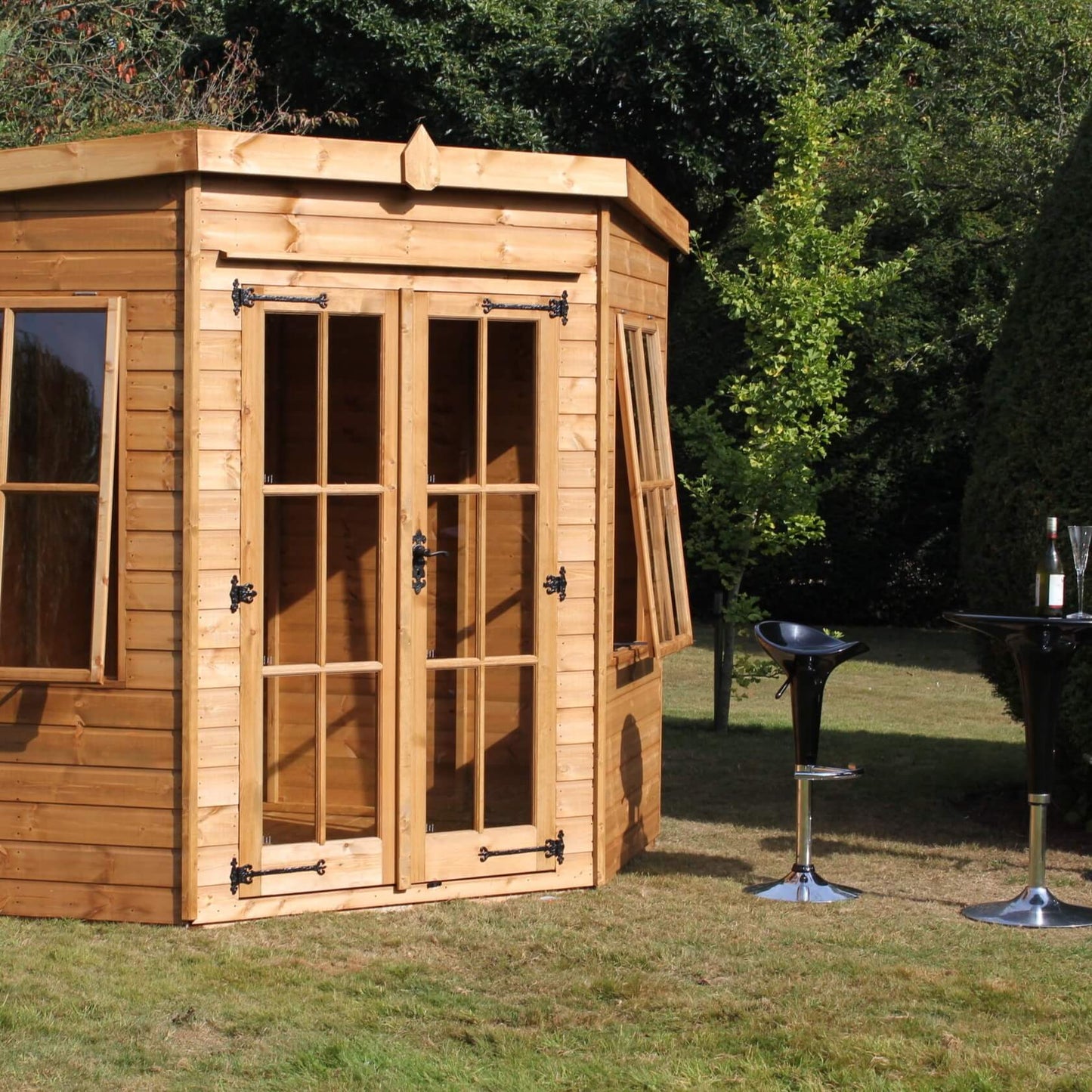 Coinstone corner summer house with stools